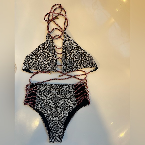 Abercrombie & Fitch Black and White Patterned Bikini Size Small - Picture 1 of 1